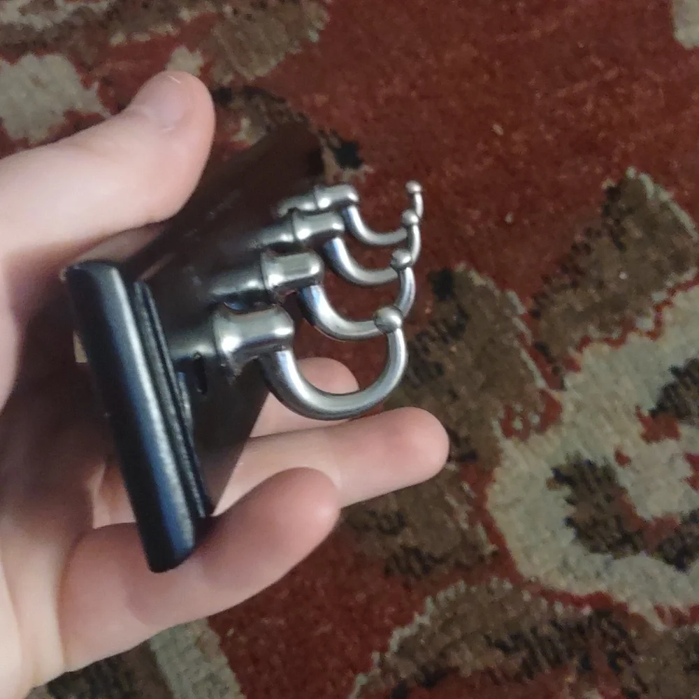 3/15 🦇 Black and Sliver Key Hanger